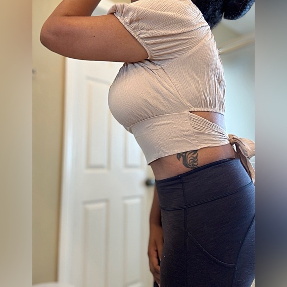 NWOT Off-Shoulder Women's Top​ - Picture 2 of 4